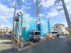 周囲にはスーパーをはじめとした買い物施設も揃っています。住みやすさと利便性を兼ね備えた環境です。
■調布市深大寺北町3 新築一戸建て■