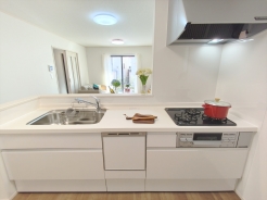 キッチンからリビング全体を見渡せるので、小さなお子様がいらしても様子を見ながら家事ができますね。
■調布市深大寺東町5 新築一戸建■