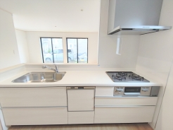 キッチンに立った位置から、リビングにいる家族に目線が届く見守りキッチン!
■調布市深大寺東町1 新築一戸建て■