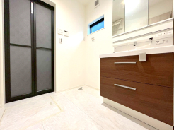 暮らしを快適に変えるシャワー付洗面台を採用。爽やかに気持ちよく1日が始められるように、美しい洗面化粧台をご用意しました。■調布市富士見町1 新築一戸建て■