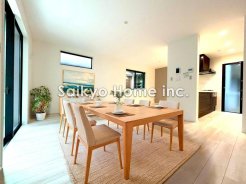 ゆったりとした時間が流れるくつろぎのLDK。ご家族との会話を中心に考えた一体感のある間取りになっています。陽光をしっかり取り入れた、明るく広々としたリビング空間です。※家具はCG加工済■調布市富士見町1 新築一戸建て■