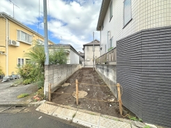 カースペースはコンクリート仕上げになります。雨の日も足元は気になりません!■三鷹市中原2 新築一戸建て■