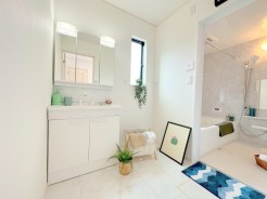 サニタリースペースには窓が備えられております。毎朝の身支度も、陽の光差し込む明るい空間で、快適にお使い頂けそうです。
■府中市栄町2 新築一戸建て■