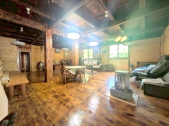 38帖超の大型リビングは家族と過ごす寛ぎ空間。大きな窓からたっぷりの陽光が降り注ぎます。■西多摩郡檜原村 中古戸建■