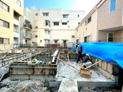 1号棟の現地写真。3LDKSビルトイン車庫で欲しい設備も満載です!キッチンにはパントリーもついて大変便利です。■調布市西つつじヶ丘1 新築一戸建て■