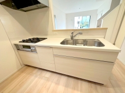 オープンカフェスタイルが特徴的なキッチン。開放感はもちろん、お子様から目を離さずにお料理出来るため奥様方に大好評。■調布市深大寺東町6 新築一戸建て■