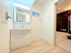 大きな三面鏡がついた洗面化粧台。鏡の裏にも収納があり洗面台がすっきりと片付きます。朝の身支度にも大変便利です。■調布市深大寺東町6 新築一戸建て■