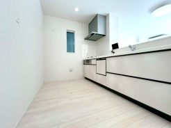 清潔感のある人造大理石トップ、フラットトップコンロ、食器洗浄乾燥機、ビルトイン浄水器などが標準装備。■府中市四谷2 新築一戸建■