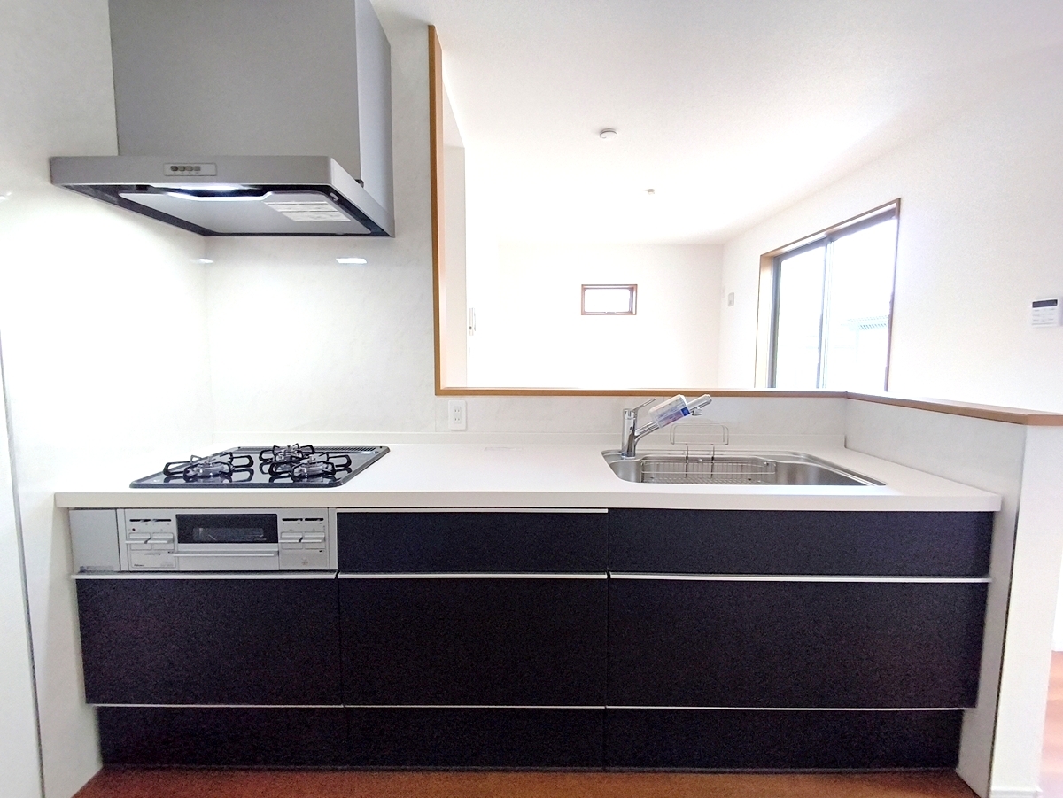 収納力のあるシステムキッチンには浄水器を完備。お手入れのしやすさや機能性、デザイン性に優れています。
■立川市砂川町8　新築一戸建■