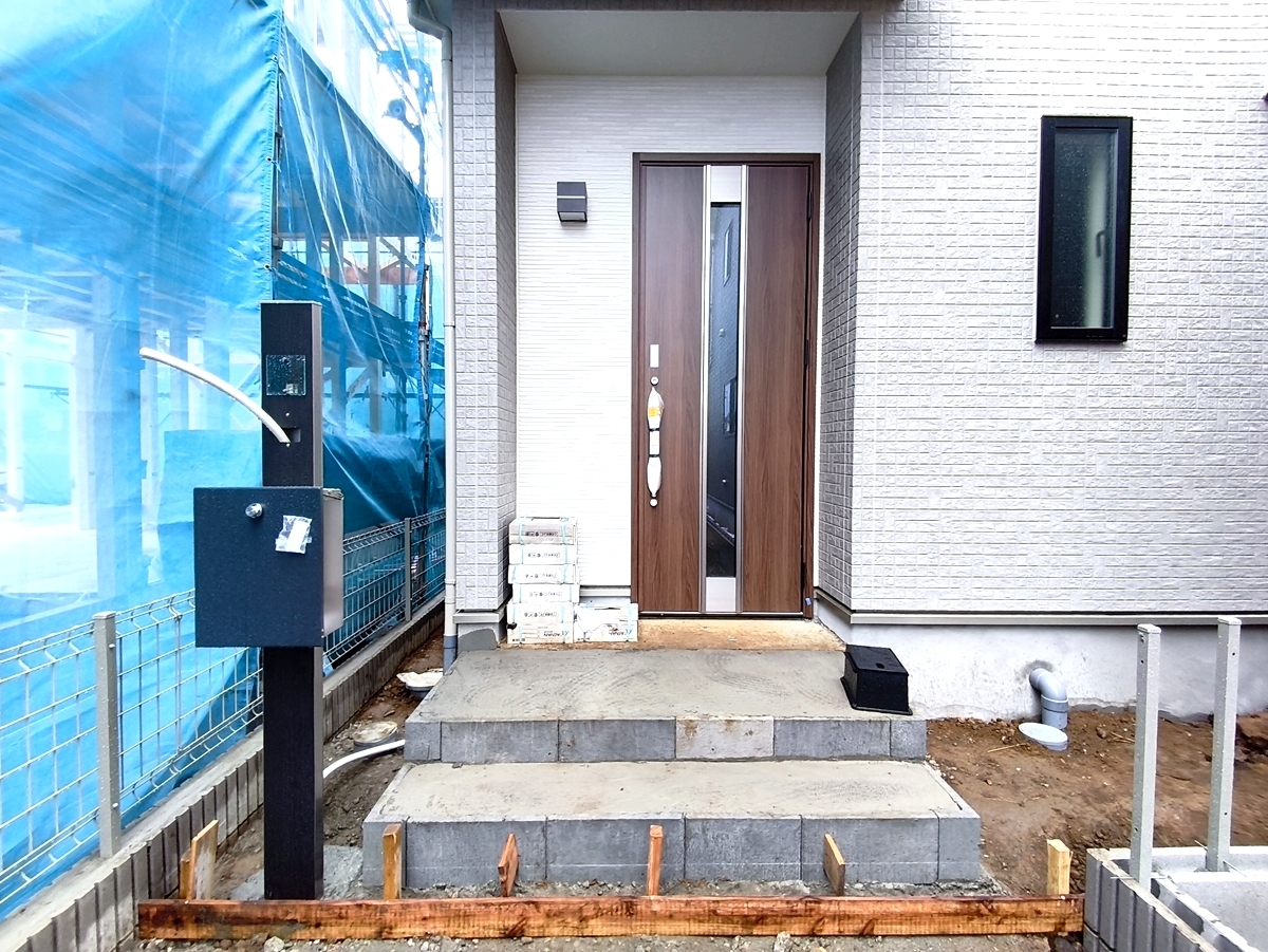 お家に出会う人々を出迎える玄関先だからこそ、広々清潔感あふれる空間にしたいもの。毎日明るい空間をキープします。
■日野市落川　新築一戸建■