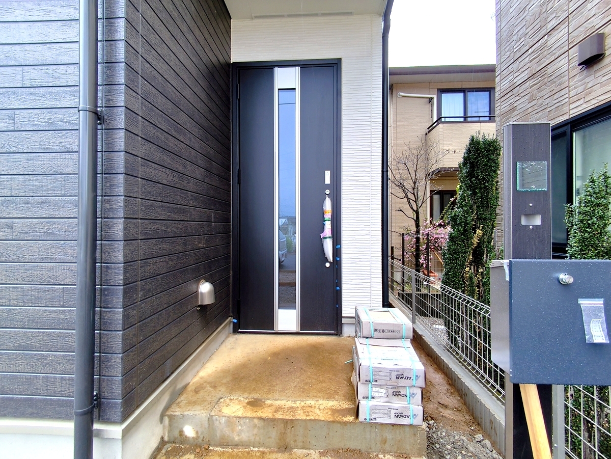 玄関ドアはカードキー付！タッチするだけでいいので両手がふさがっていもらくらく解錠！
■日野市落川　新築一戸建■