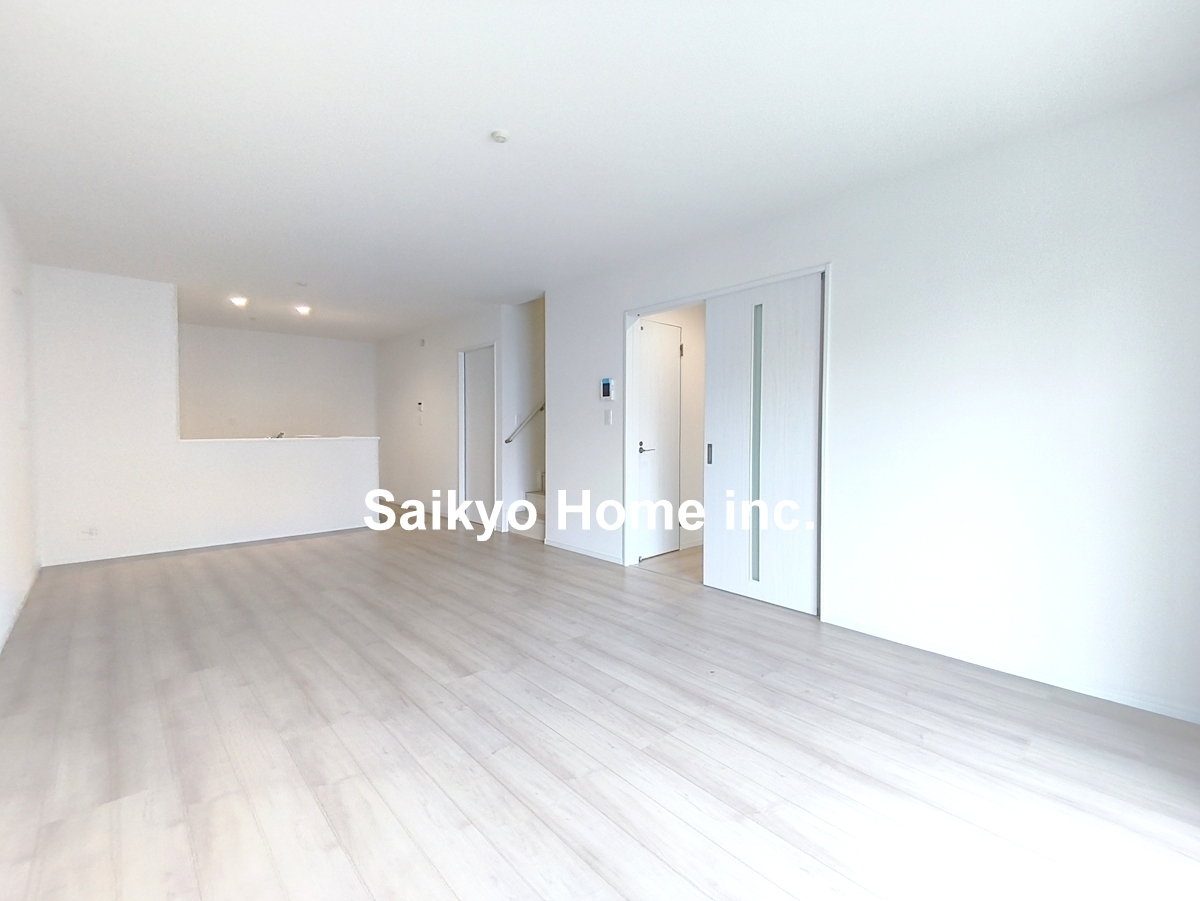 20帖の広々LDK。南に面した窓からは暖かな陽光がたっぷり差し込みます。また通気性にも優れた設計です。
■八王子市台町2 新築一戸建て■